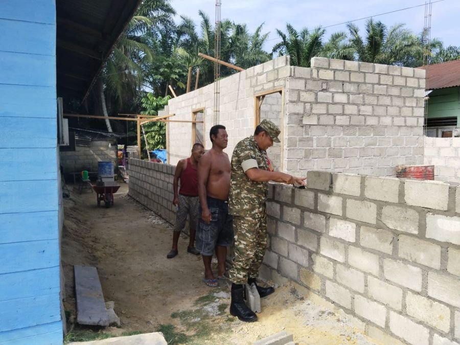 BABINSA KORAMIL 11/TBS BANTU PROSES PEMBANGUNAN RUMAH WARGA.