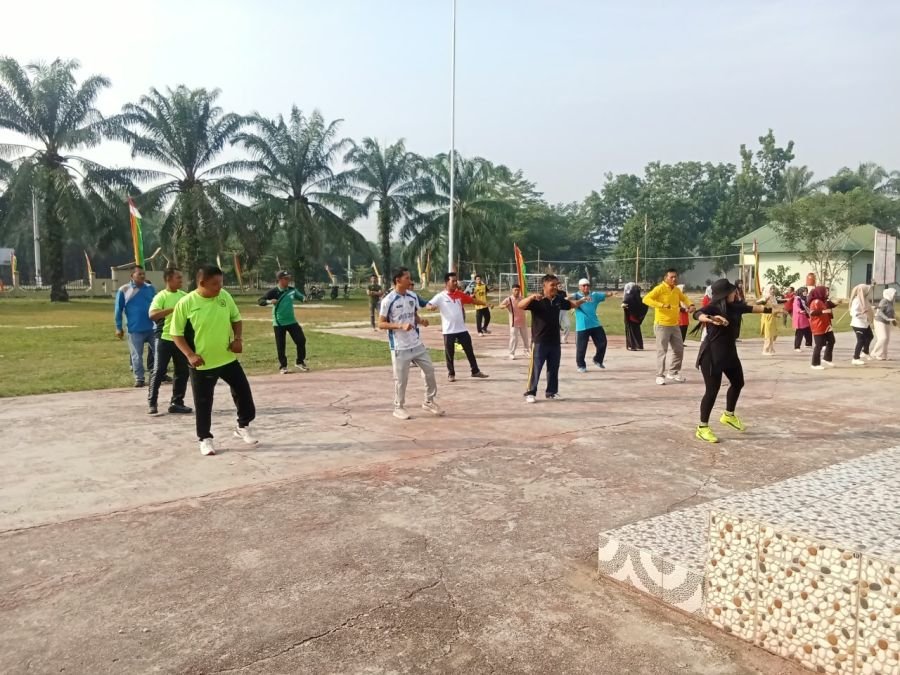 Babinsa Koramil 11/TBS dengan Upika Kecamatan Tambusai Utara Senam bersama*