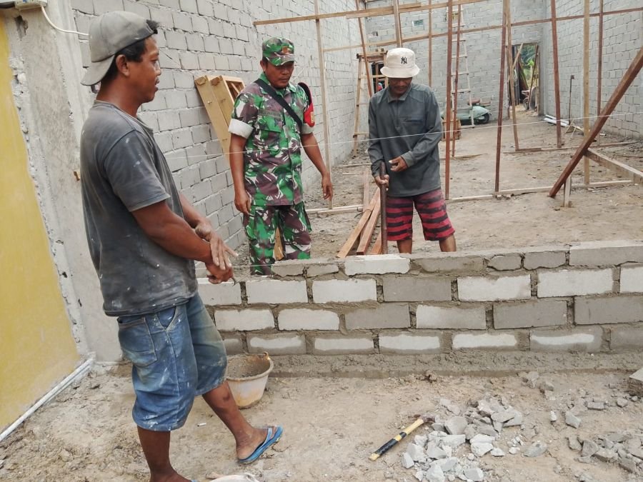 BABINSA KORAMIL 11/TBS JALIN KEBERSAMAAN BANTU WARGA RENOPASI RUMAH