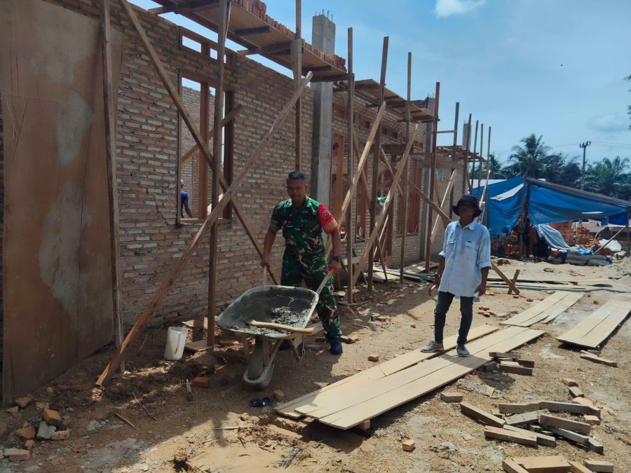 Babinsa Koramil 11/TBS Kodim 0313/KPR Berperan Aktif Bantu Warga Membangun Rumah.