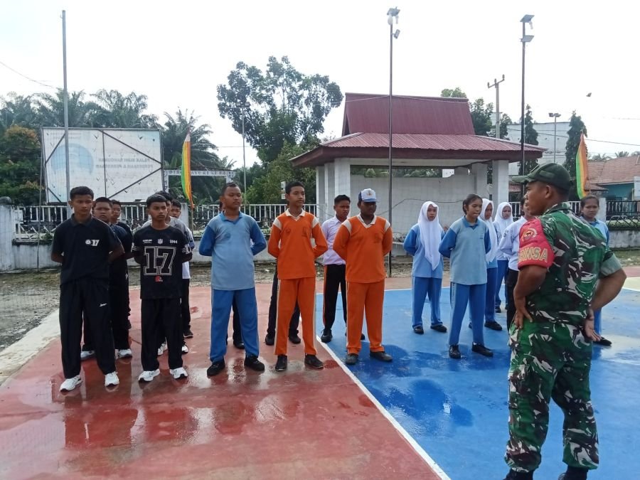 Babinsa Koramil 11/TBS  Melatih Paskibra Tingkat Desa*