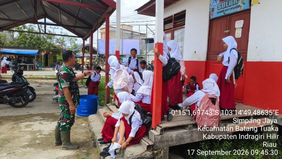 Babinsa Koramil 12 Batang Tuaka Ajak Pelajar Kurangi Bermain HP