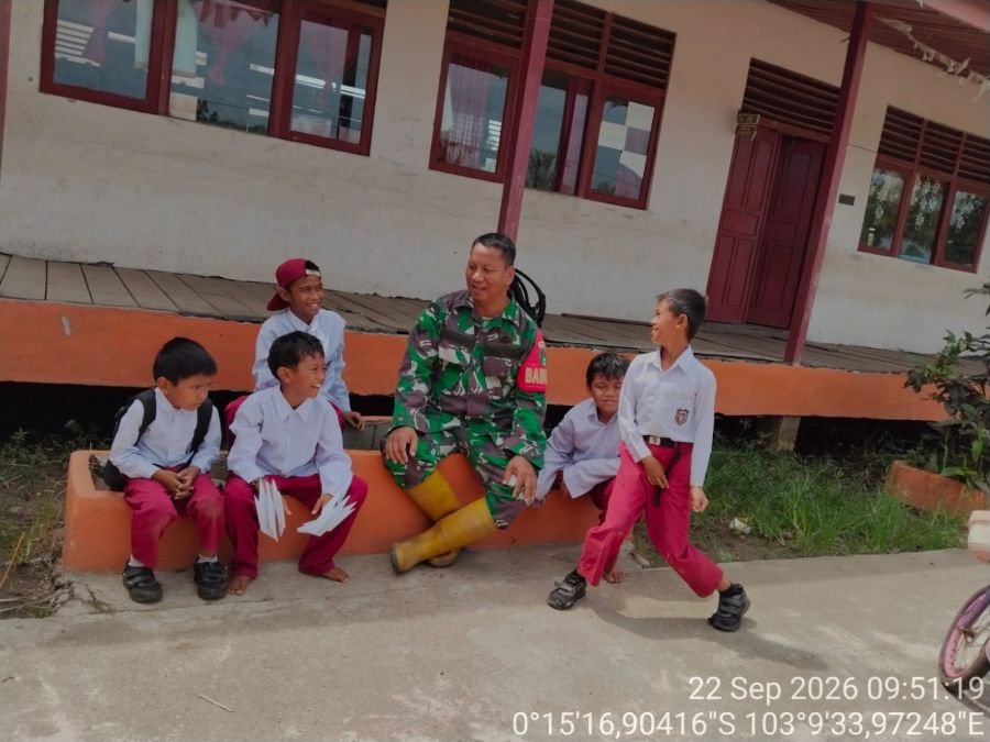 Babinsa Koramil 12 Batang Tuaka Ajak Siswa SDN 014 Rajin Belajar dan Disiplin