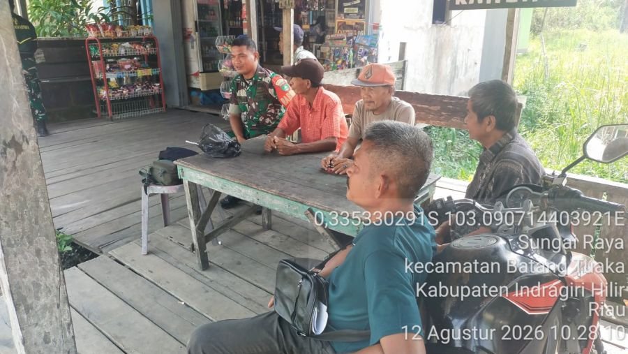 Babinsa Koramil 12 Batang Tuaka Ajak Warga Kibarkan Bendera Merah Putih