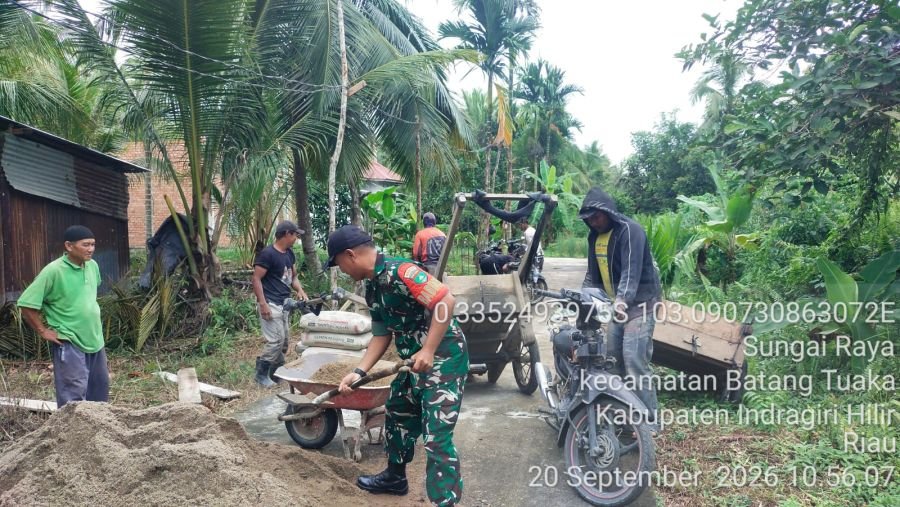 Babinsa Koramil 12 Batang Tuaka Gotong Royong Perbaiki Jalan Parit 5