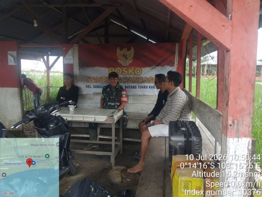 Babinsa Koramil 12/Batang Tuaka Ajak Warga Sungai Piring Cegah Karhutla Melalui Komsos Kampung Panca
