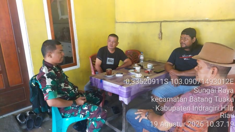 Babinsa Koramil 12/Batang Tuaka Ajak Tokoh Pemuda Perkuat Kebersamaan di Desa Sungai Raya