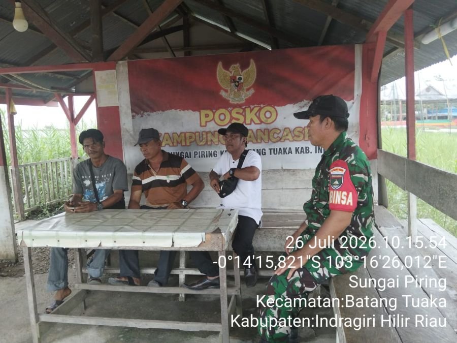 Babinsa Koramil 12/Batang Tuaka Ajak Warga Kampung Pancasila Perkuat Gotong Royong dan Utamakan Kese