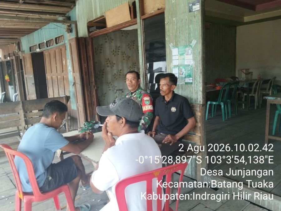 Babinsa Koramil 12/Batang Tuaka Ajak Warga Jaga Keselamatan dan Kebersihan Lingkungan