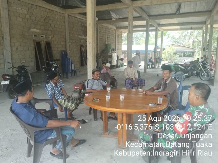 Babinsa Koramil 12/Batang Tuaka Ajak Masyarakat Amalkan Nilai Pancasila melalui Gotong Royong
