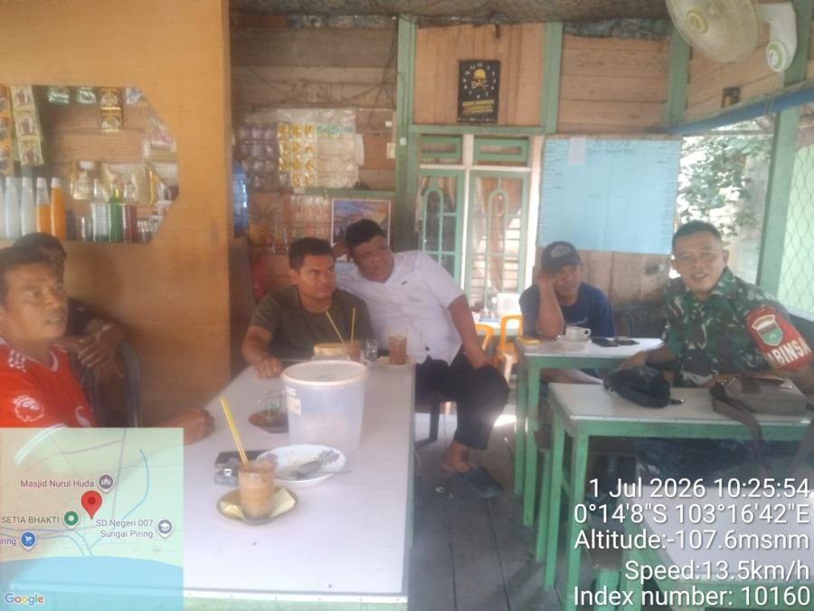 Babinsa Koramil 12/Batang Tuaka Ajak Warga Sungai Piring Nonton Piala Dunia Tanpa Judi