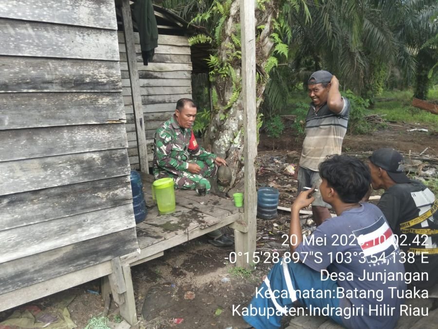 Babinsa Koramil 12/Batang Tuaka Ajak Warga Tingkatkan Gotong Royong dan Kepedulian Sosial