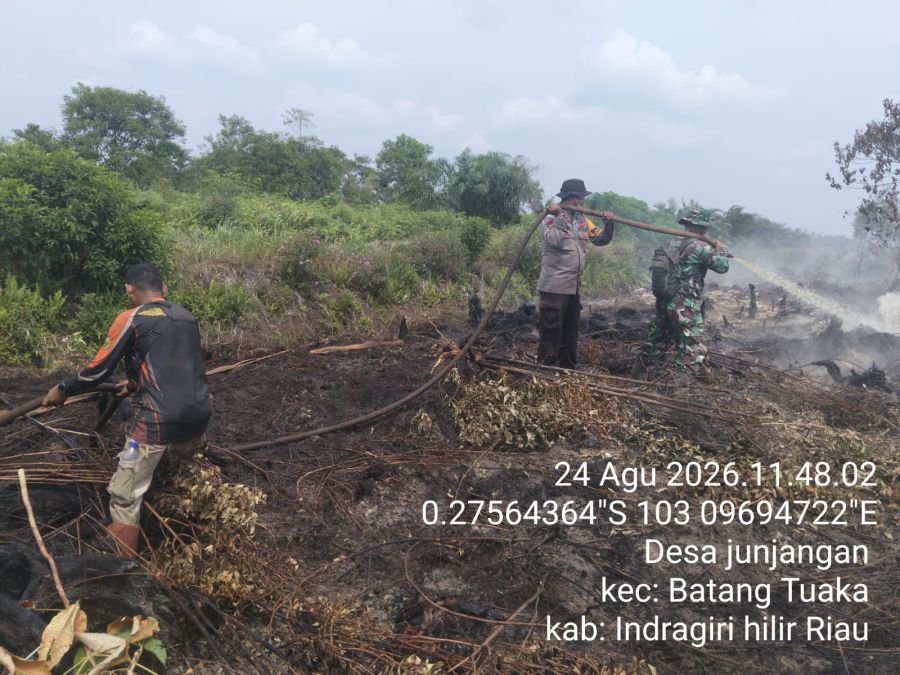 Babinsa Koramil 12/Batang Tuaka Bersama Tim Gabungan Padamkan Karhutla di Sungai Junjangan