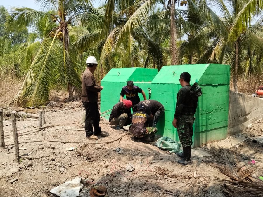 Babinsa Koramil 12/Batang Tuaka Bersama Warga Gotong Royong Percepat Pembangunan Jembatan Penghubung