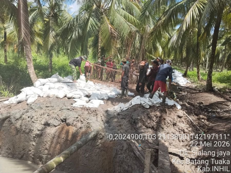 Babinsa Koramil 12/Batang Tuaka Bersama Warga Gotong Royong Bangun Jembatan Penghubung