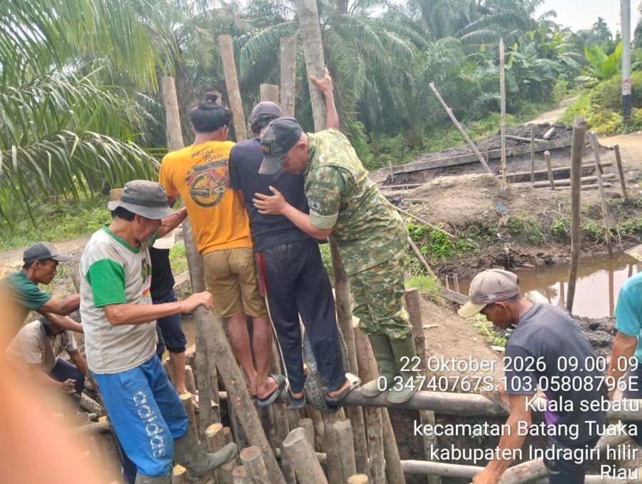 Babinsa Koramil 12/Batang Tuaka Bersama Warga Gotong Royong Percepat Pembangunan Jembatan Merah Puti