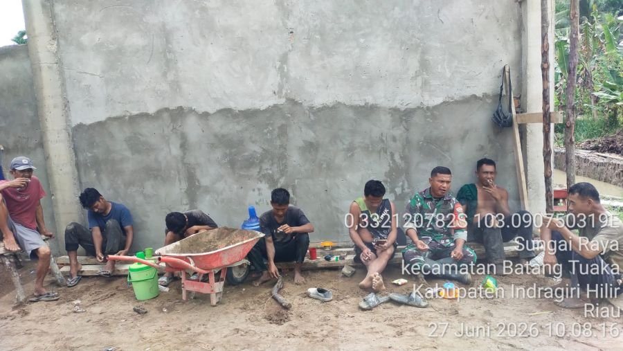 Babinsa Koramil 12/Batang Tuaka Berikan Motivasi kepada Pekerja Kopdes Merah Putih di Desa Sungai Ra