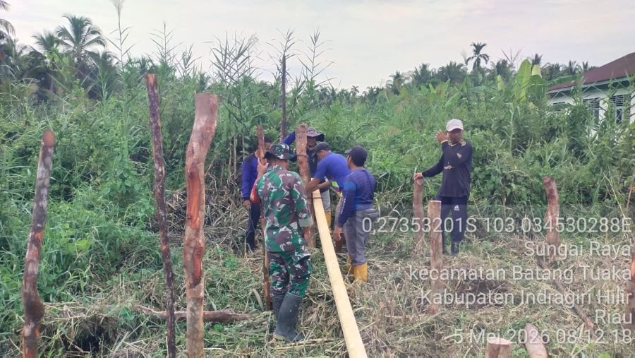 Babinsa Koramil 12/Batang Tuaka Bersama Warga Bangun Pos Satu Atap Secara Swadaya