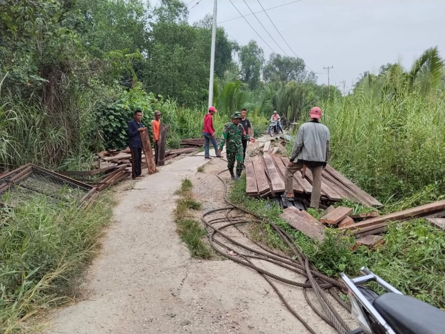 Babinsa Koramil 12/Batang Tuaka Bersama Warga Gotong Royong Percepat Pembangunan Jembatan Penghubung
