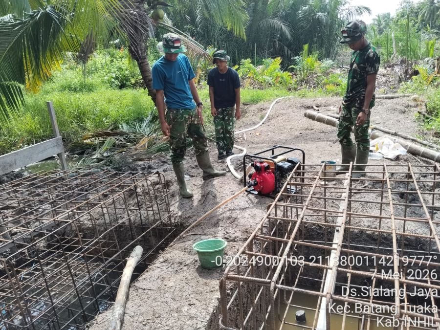 Babinsa Koramil 12/Batang Tuaka Bersama Warga Gotong Royong Perbaiki Jembatan Penghubung