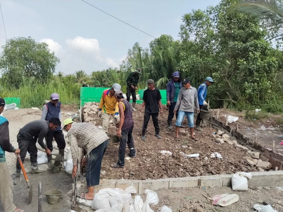 Babinsa Koramil 12/Batang Tuaka Bersama Warga Gotong Royong Percepat Pembangunan Jembatan Penghubun