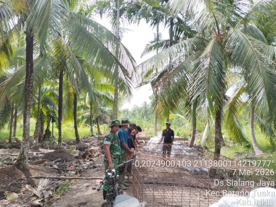Babinsa Koramil 12/Batang Tuaka Bersama Warga Gotong Royong Perbaiki Jembatan Penghubung