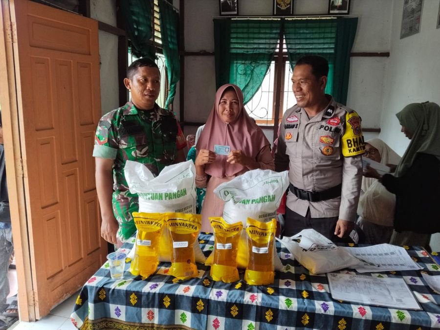Babinsa Koramil 12/Batang Tuaka Dampingi Penyaluran Bantuan Beras dan Minyak Goreng untuk 151 KPM di