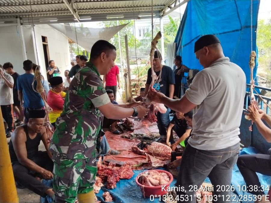 Babinsa Koramil 12/Batang Tuaka Dampingi Pembagian Daging Kurban di Desa Sungai Dusun