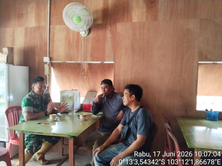 Babinsa Koramil 12/Batang Tuaka Gelar Komsos Bersama Warga, Ajak Jauhi Narkoba dan Tangkal Hoaks