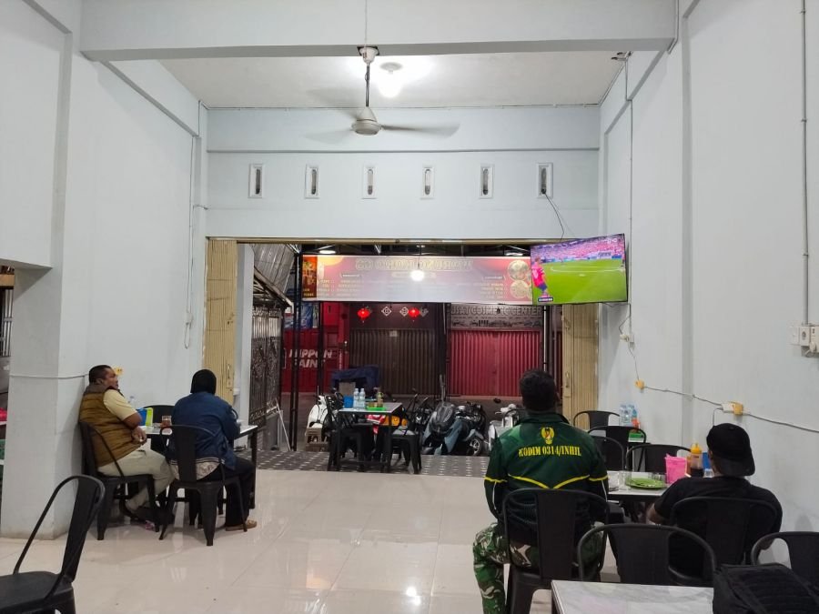 Babinsa Koramil 12/Batang Tuaka Gelar Nobar Piala Dunia 2026 Bersama Warga, Pererat Silaturahmi