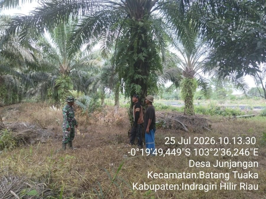 Babinsa Koramil 12/Batang Tuaka Gencarkan Patroli dan Sosialisasi Karhutla di Desa Sungai Junjangan