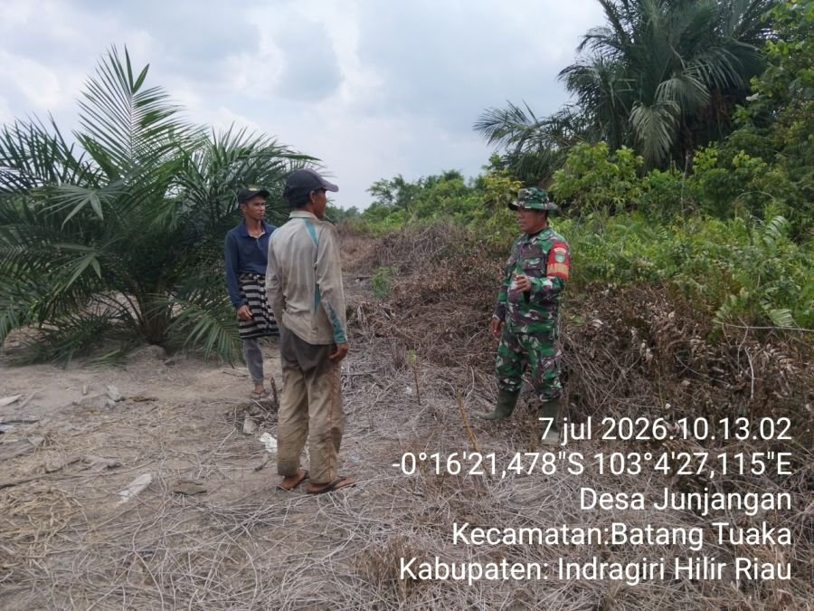Babinsa Koramil 12/Batang Tuaka Gencarkan Patroli dan Sosialisasi Karhutla di Desa Sungai Junjangan