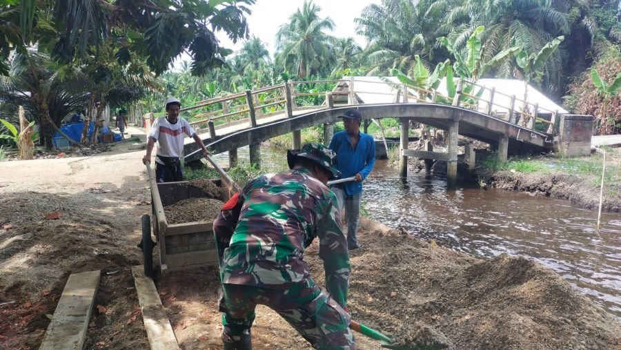 Babinsa Koramil 12/Batang Tuaka Gotong Royong Renovasi Mushola Bersama Warga