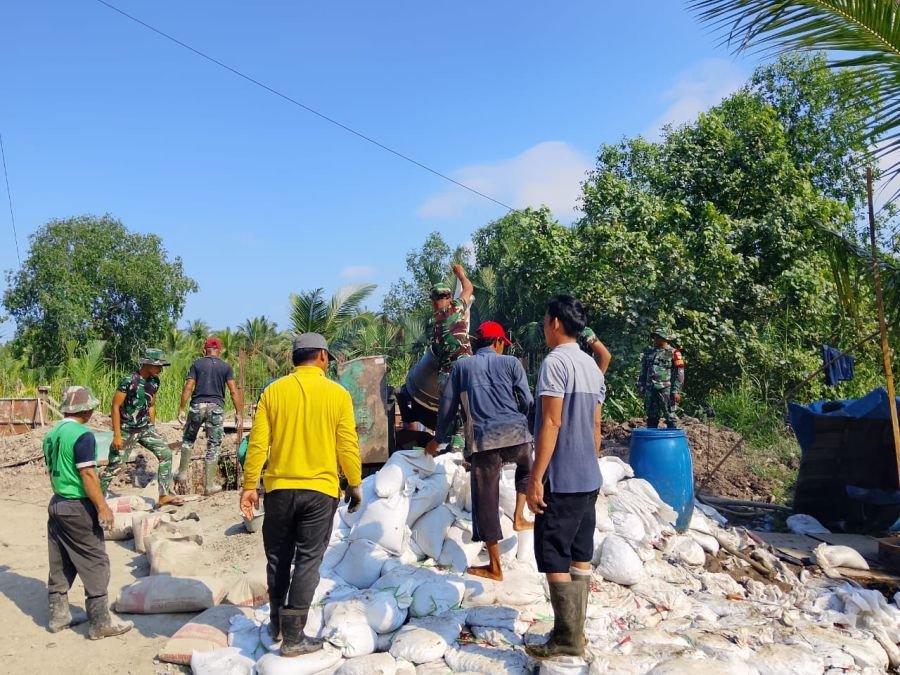 Babinsa Koramil 12/Batang Tuaka Gotong Royong Bersama Warga Bangun Jembatan Gantung di Desa Sialang
