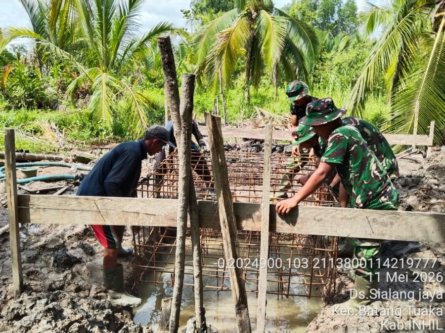 Babinsa Koramil 12/Batang Tuaka Gotong Royong Perbaiki Jembatan Penghubung Desa