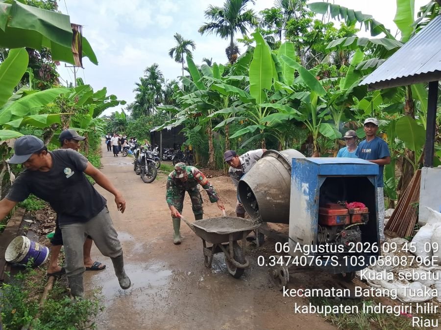 Babinsa Koramil 12/Batang Tuaka Gotong Royong Bangun Jembatan Garuda Bersama Warga