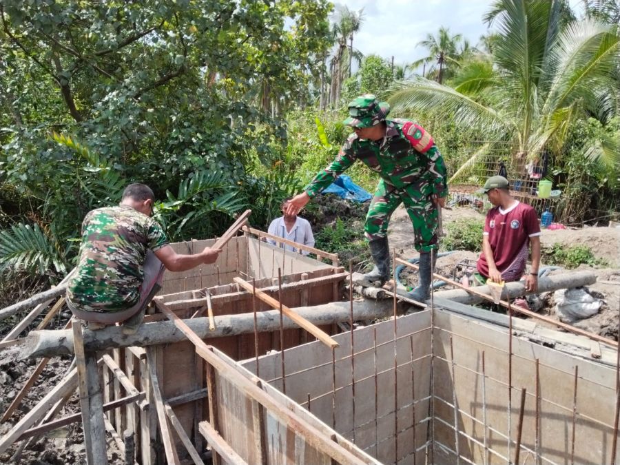 Babinsa dan Warga Bangun Jembatan Penghubung di Inhil, Akses Antarwilayah Makin Lancar