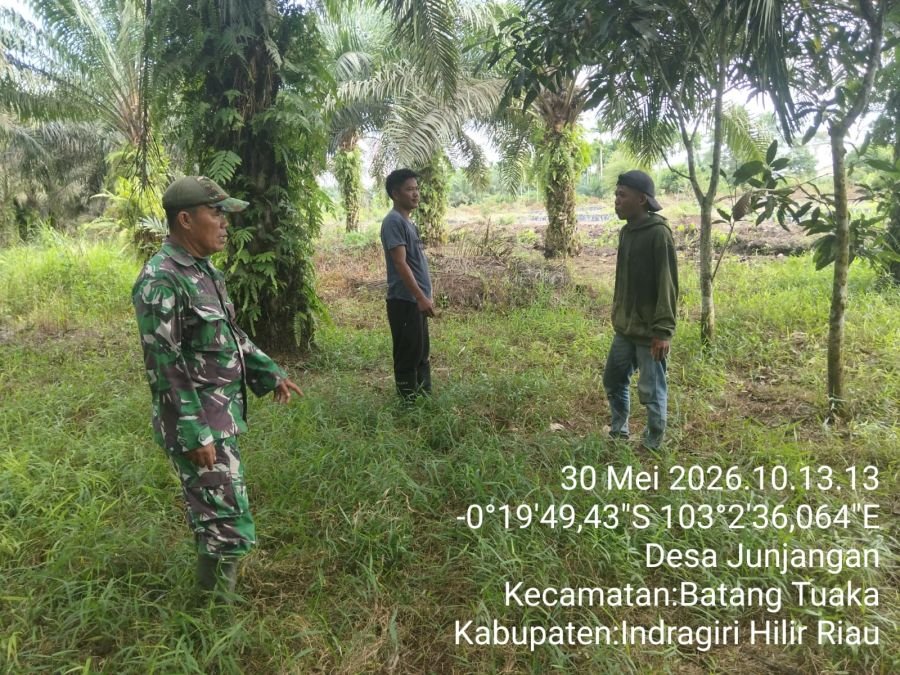 Babinsa Batang Tuaka dan Warga Sisir Lahan Rawan, Titik Api Nihil