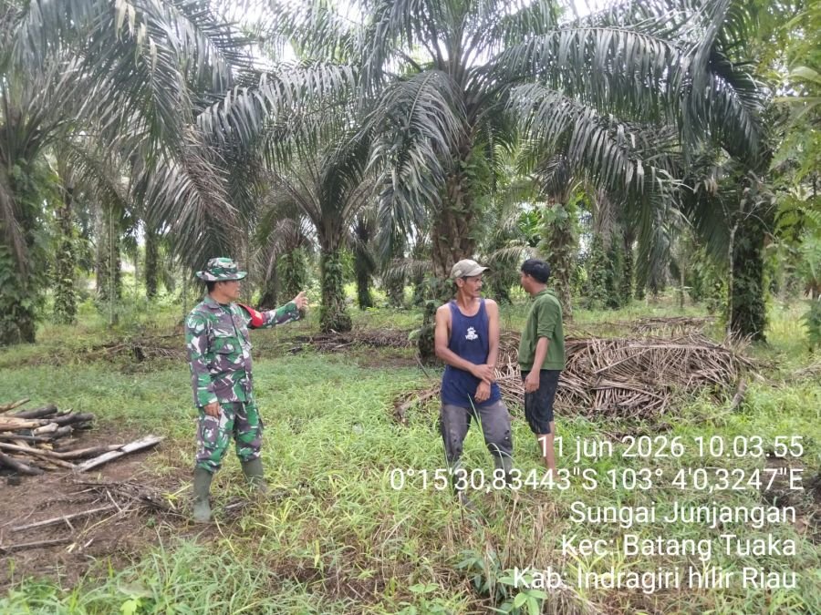 Babinsa Koramil 12/Batang Tuaka Intensifkan Patroli dan Sosialisasi Karhutla di Desa Sungai Junjanga