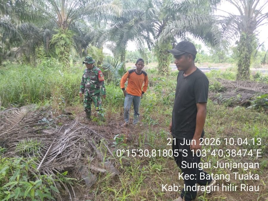 Babinsa Koramil 12/Batang Tuaka Intensifkan Patroli dan Sosialisasi Karhutla di Sungai Junjangan