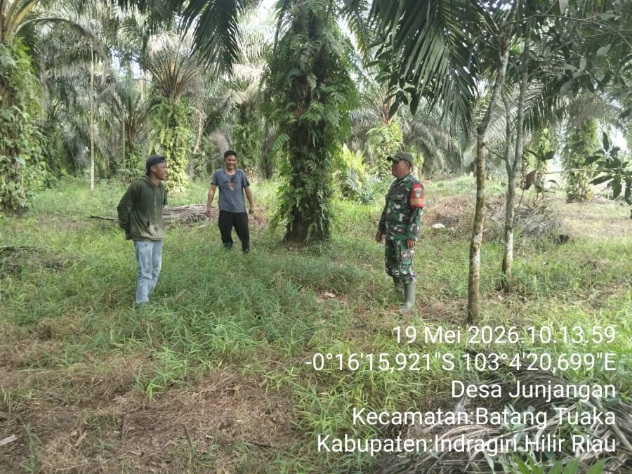 Babinsa Koramil 12/Batang Tuaka Intensifkan Patroli dan Sosialisasi Karhutla di Sungai Junjangan
