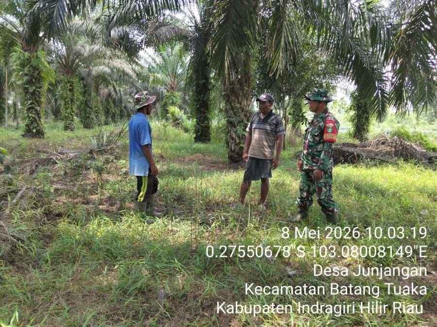 Babinsa Koramil 12/Batang Tuaka Intensifkan Patroli dan Sosialisasi Karhutla di Desa Sungai Junjanga