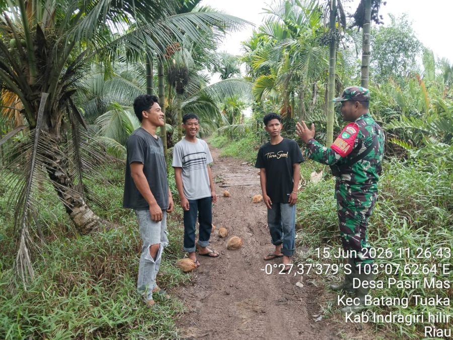 Babinsa Koramil 12/Batang Tuaka Intensifkan Patroli dan Sosialisasi Karhutla di Desa Pasir Mas