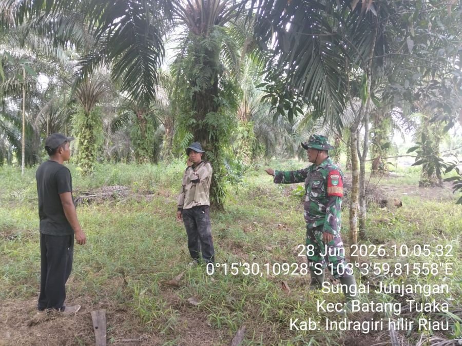 Babinsa Koramil 12/Batang Tuaka Intensifkan Sosialisasi dan Patroli Karhutla di Desa Sungai Junjanga