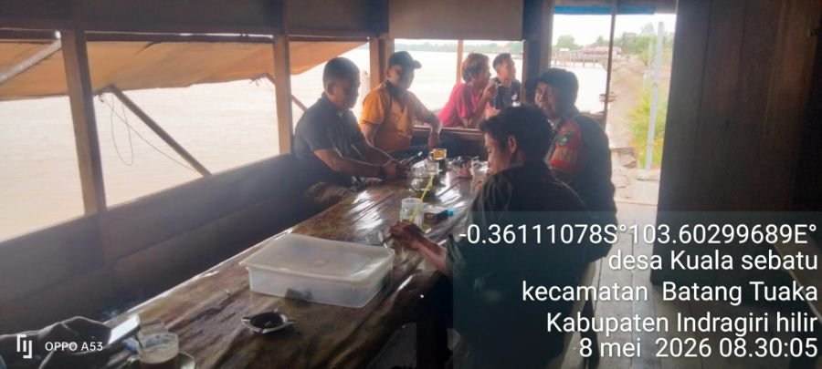 Babinsa Koramil 12/Batang Tuaka Jalin Komsos Bersama Warga Desa Kuala Sebatu