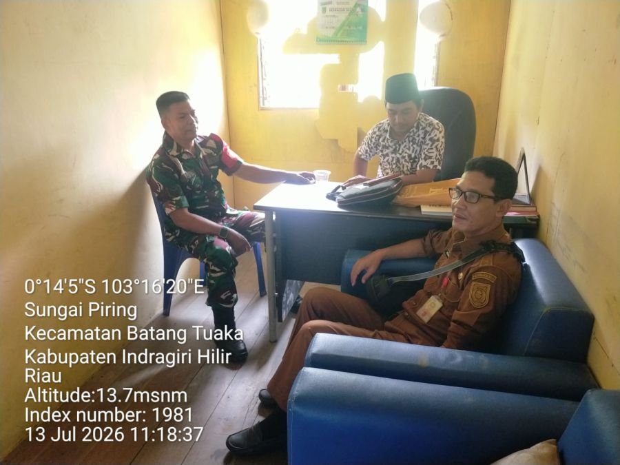 Babinsa Koramil 12/Batang Tuaka Jalin Silaturahmi dengan Perangkat Kecamatan Batang Tuaka