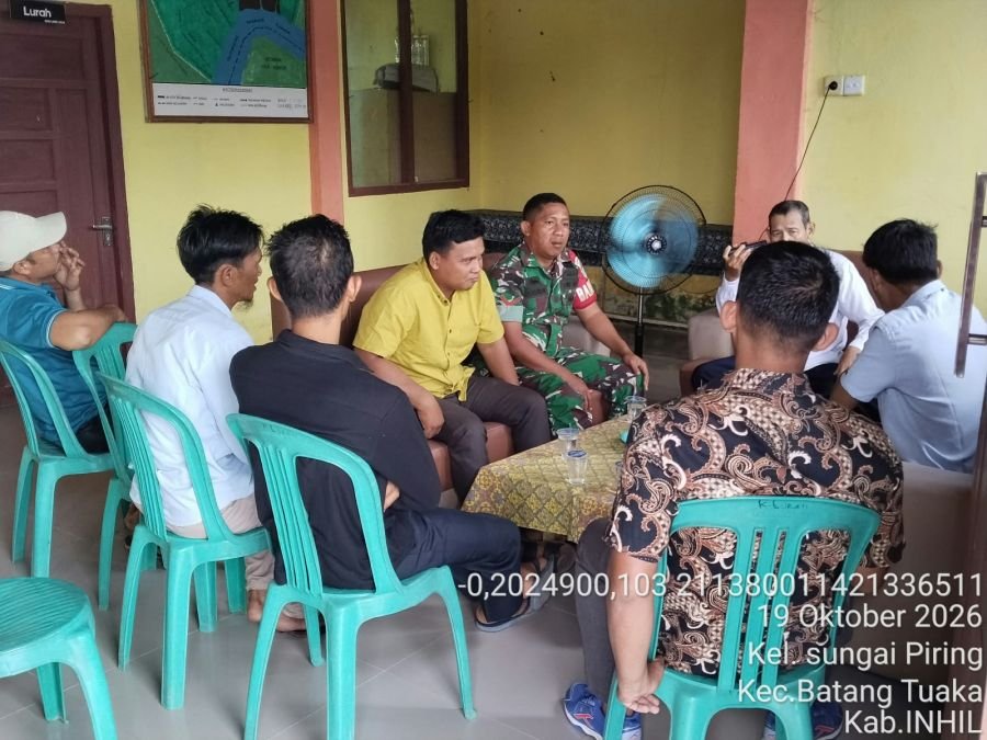 Babinsa Koramil 12/Batang Tuaka Jalin Komsos, Rencanakan Gotong Royong Perbaikan Jalan Penghubung De