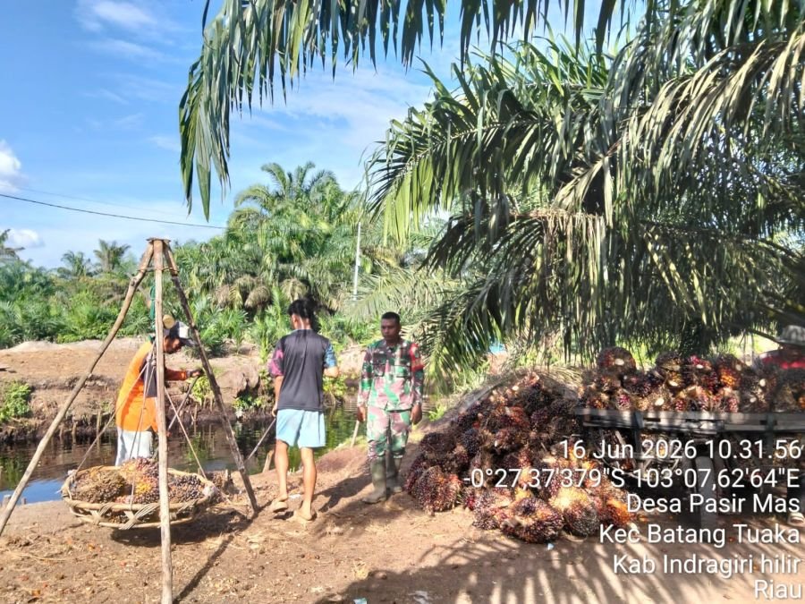 Babinsa Koramil 12/Batang Tuaka Laksanakan Komsos dan Imbau Keselamatan Kerja kepada Warga Desa Pasi