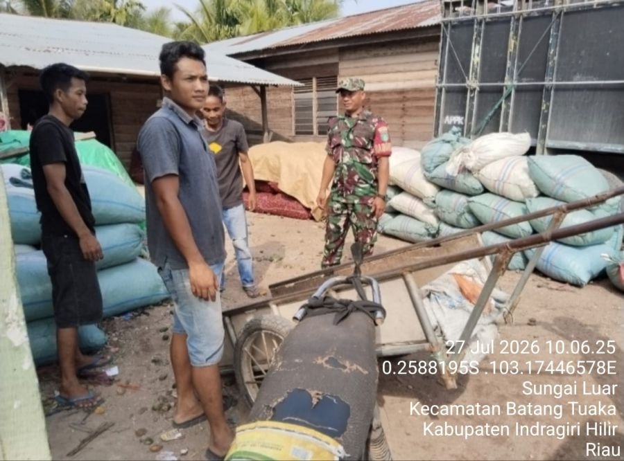 Babinsa Koramil 12/Batang Tuaka Laksanakan Komsos Bersama Buruh, Ingatkan Keselamatan Kerja