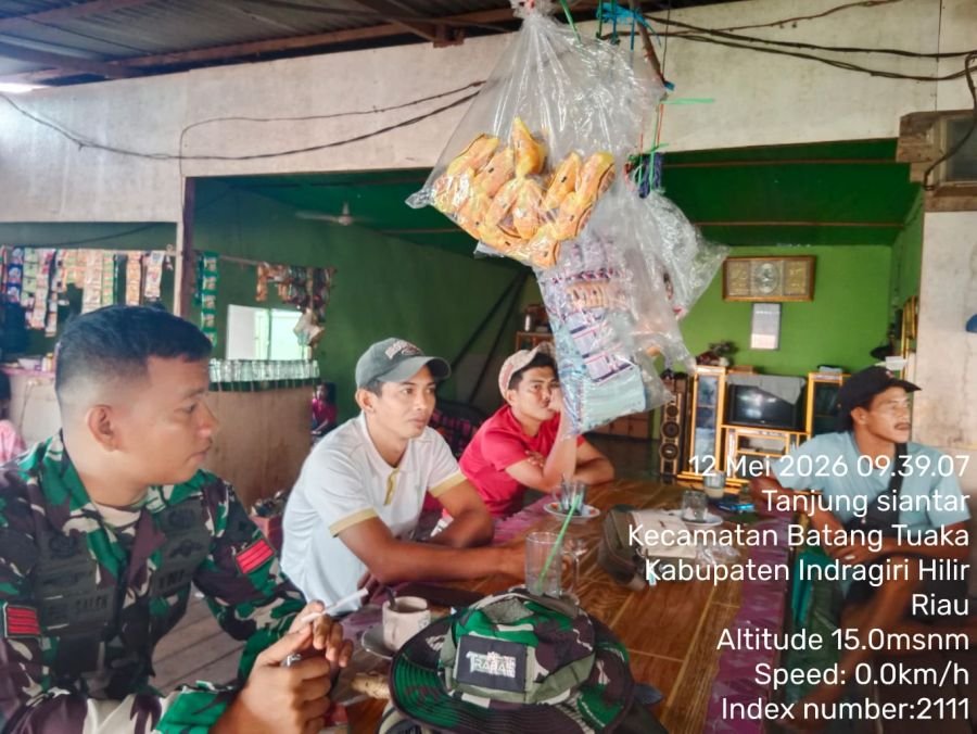 Babinsa Koramil 12/Batang Tuaka Laksanakan Komsos Bersama Warga Desa Tanjung Siantar